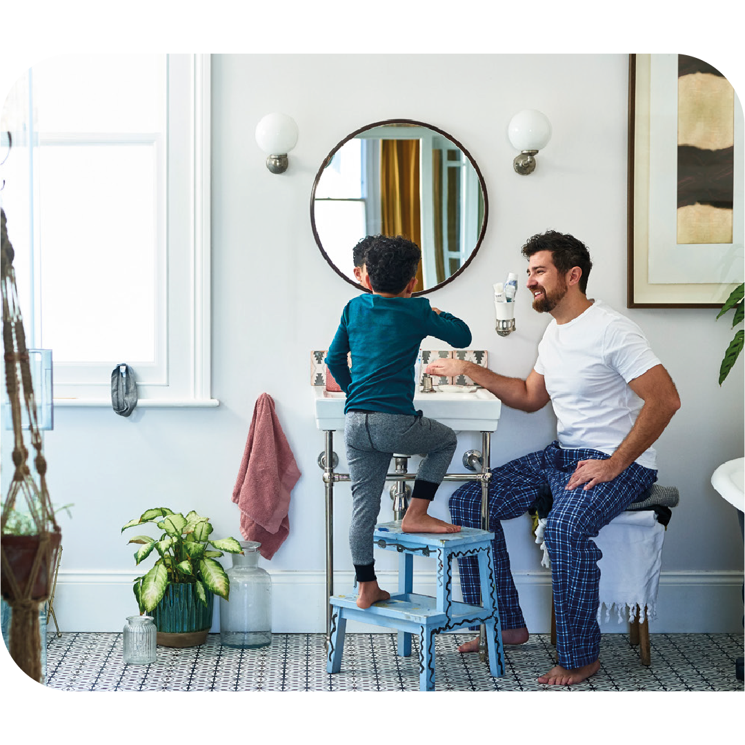 papá con su hijo en el baño